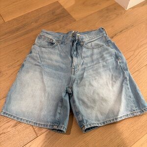 Madewell The Perfect Vintage Mid-Length Jean Short in Light Wash